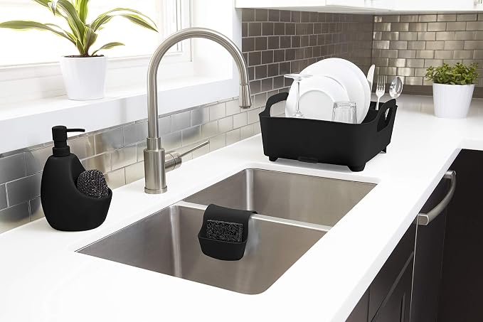 Umbra Saddle Sink Caddy – Flexible Rubber Organizer and Dish Sponge Holder for Kitchen Sink, Black