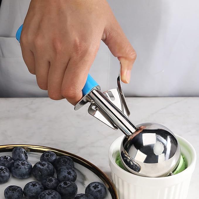 New Star Foodservice 34820 Commercial-Grade Thumb Press Food Disher/Ice Cream Scoop, 18/8 Stainless Steel, 2.75 oz, Size 16, Blue